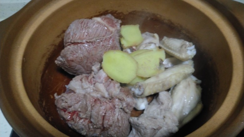 酱羊肉、牛肉、鸡翅炖土豆粉,水开后焯水，捞入砂锅中，加入姜片。