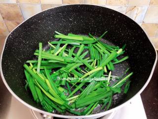 三丝春卷,韭菜洗干净沥干水分，切成段，锅中注入适量的油，把韭菜炒至断生，加少许盐，盛出晾凉备用