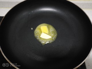 山药豆沙糕,不粘锅中放入黄油，小火将黄油融化。