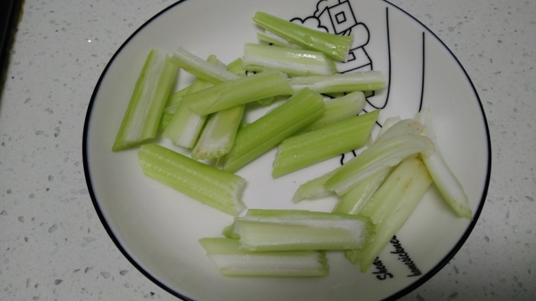 芹菜炒西葫芦,芹菜切段。