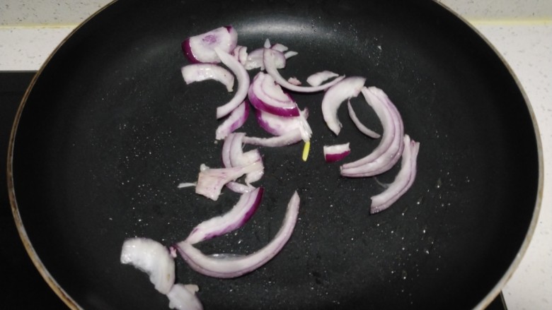 芹菜炒西葫芦,锅中倒入适量油，炒香洋葱。