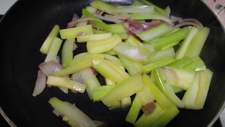 芹菜炒西葫芦,炒至芹菜断生，加入盐。
