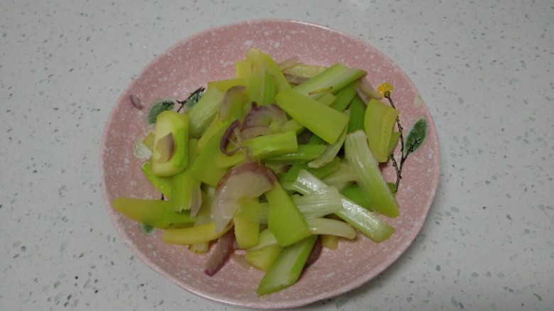 芹菜炒西葫芦,盛入盘中。