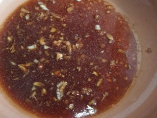 玉子豆腐酿虾仁,将蒜末爆香下入酱油少许盐，蚝油煮，最后生粉水勾芡