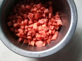 鸡肝彩蔬粥,胡萝卜切粒。