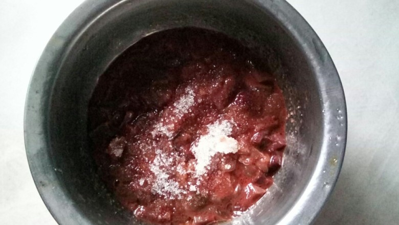 鸡肝彩蔬粥,腌制好的鸡肝加点白糖后拌匀。