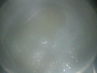 鸡肝彩蔬粥,水开后，放入淘洗好的珍珠米。
