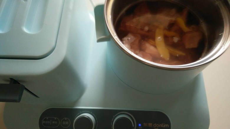 玉米山药胡萝卜排骨汤,排骨，生姜片，纯净水，放入东菱多功能早餐锅内煮，去血水