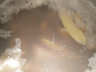玉米山药胡萝卜排骨汤,一直煮到沸腾之后把排骨夹出来，的排骨冷却之后，把表面的浮沫冲洗干净。