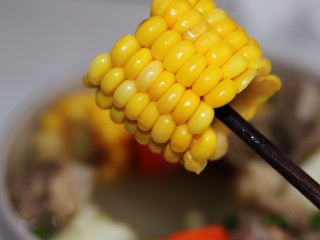 玉米山药胡萝卜排骨汤,我女儿最喜欢用筷子插着玉米吃。
