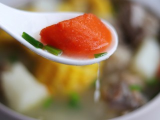 玉米山药胡萝卜排骨汤,甜甜的胡萝卜孩子最喜欢哦。