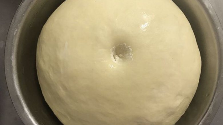 红豆面包,整形后（圆形）盖上保鲜膜，在温度25-28度的环境发酵至两倍大（大概1.5-2小时）。