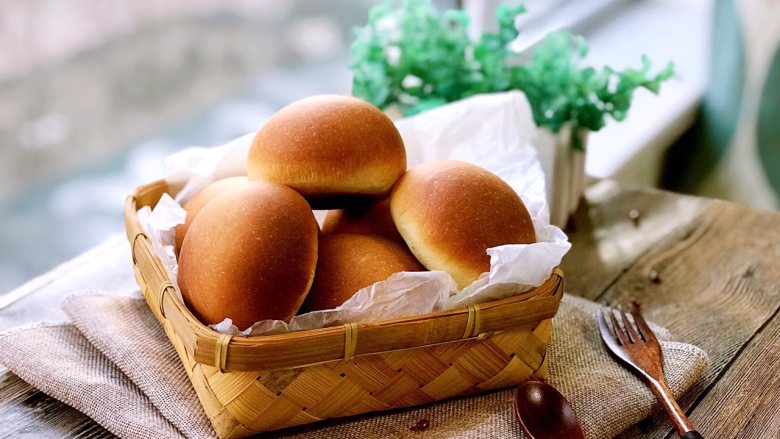 红豆面包,出炉后放在晾网上晾至室温后再食用，不吃的需要密封室温保存或冷冻保存。