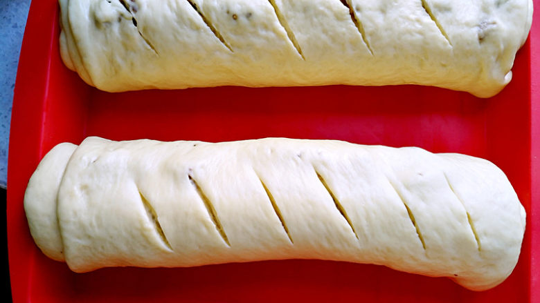 大列巴,二发至两倍大，在面包坯上割几道