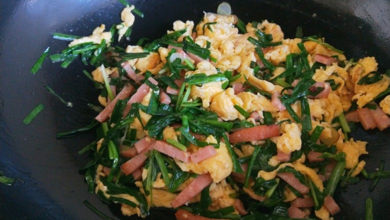 鸡蛋韭菜。豆皮花,最后倒入鸡蛋盐，鸡精出锅。