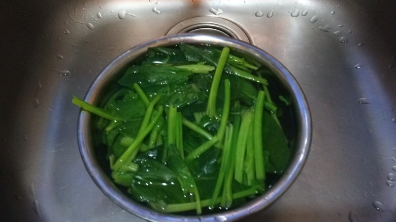 四馅四角  蔬菜虾仁蒸饺,菠菜撅成小段开水烫软。