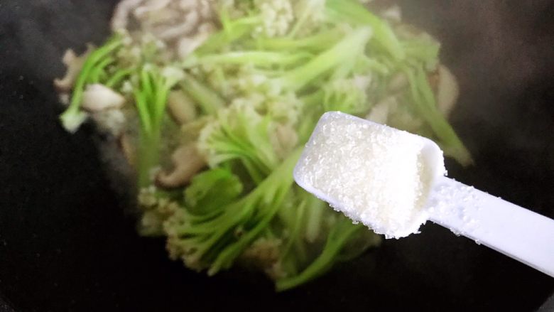小米椒鲜香菇炒菜花,加一小勺细砂糖带出鲜味，翻炒均匀即可