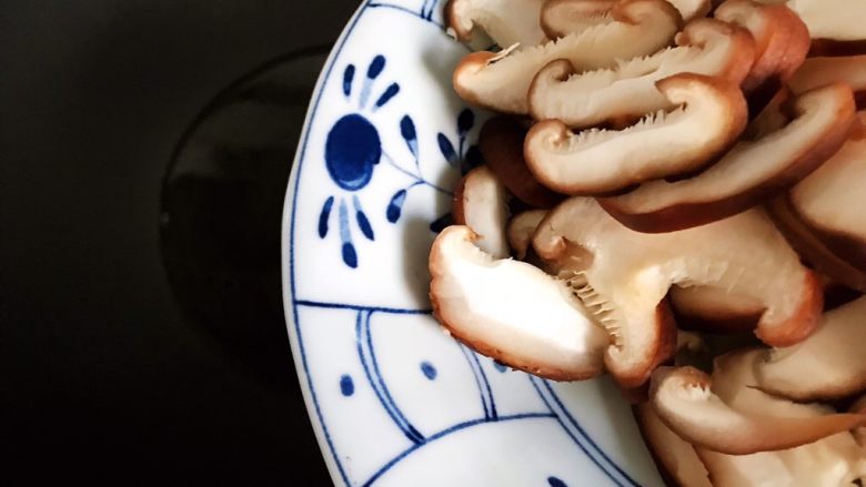 小米椒鲜香菇炒菜花,待锅内油七分热时下鲜香菇