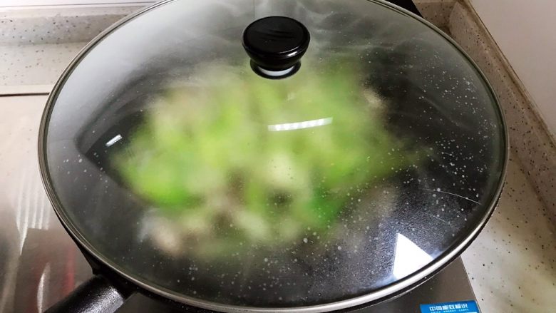 小米椒鲜香菇炒菜花,盖上锅盖，转小火焖煮2分钟
