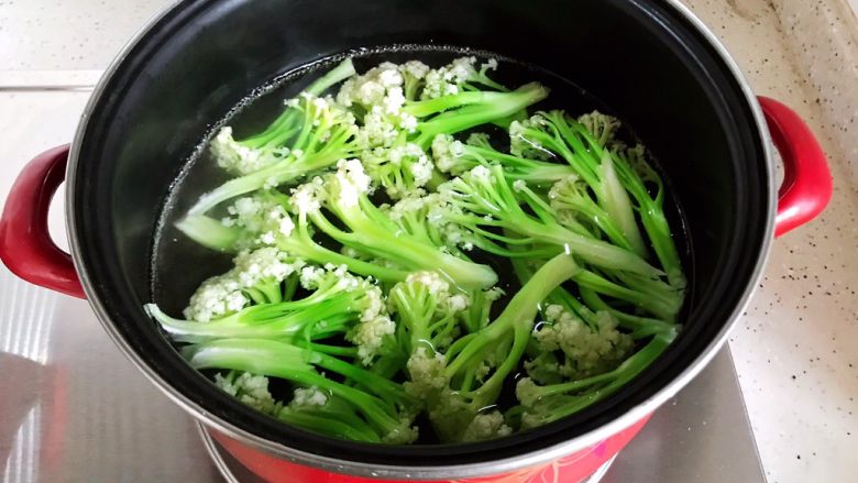 小米椒鲜香菇炒菜花,煮至断生，约摸1.2分钟