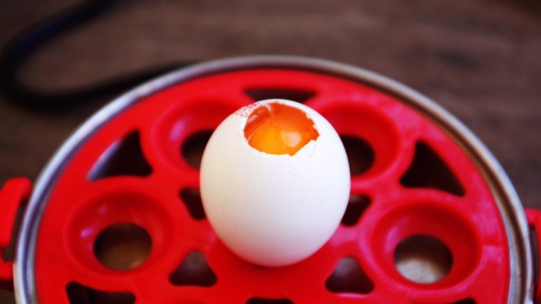 琥珀鸡蛋,将鸡蛋清洗干净，在鸡蛋头较大的一面磕一个小洞洞，然后用小剪子把小洞洞的周边剪的尽量圆滑些。
