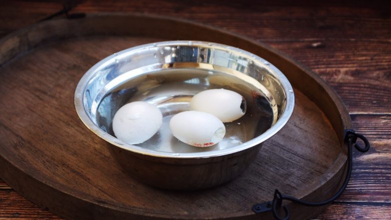 琥珀鸡蛋,待锡纸凉了以后，把锡纸剥下去，放在凉水里泡一下，然后轻轻的将皮剥下去，完美的琥珀鸡蛋就做好了。
