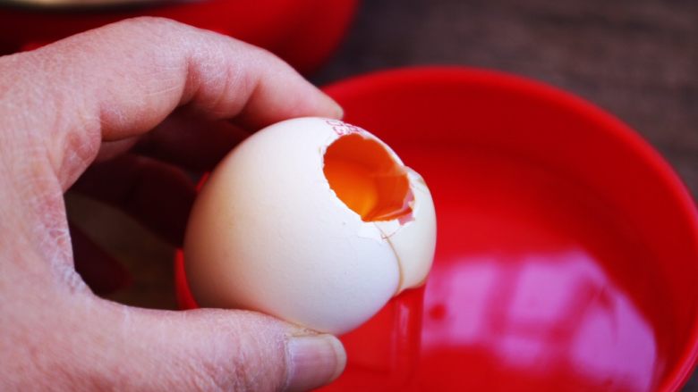 琥珀鸡蛋,将鸡蛋清倒出去一点点（可另做它用）。