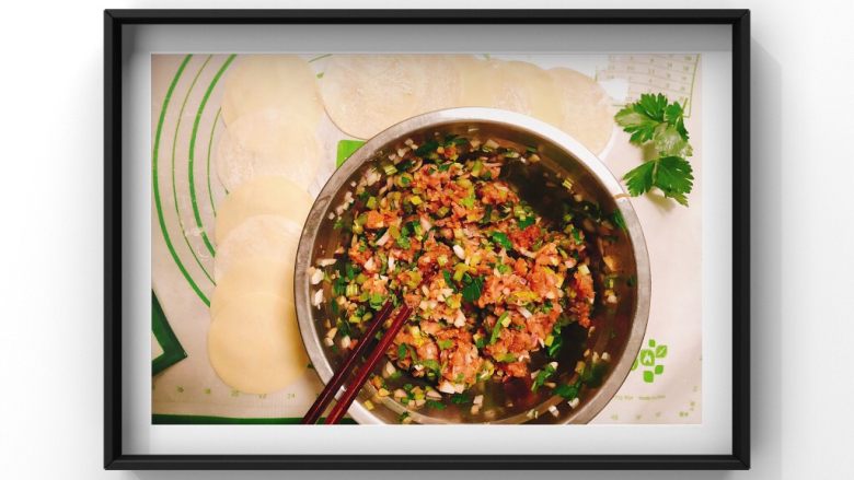 玫瑰花饺子,饺子皮6-12片，猪肉馅里面加入洋葱芹菜剁碎，少量芹菜叶备用！