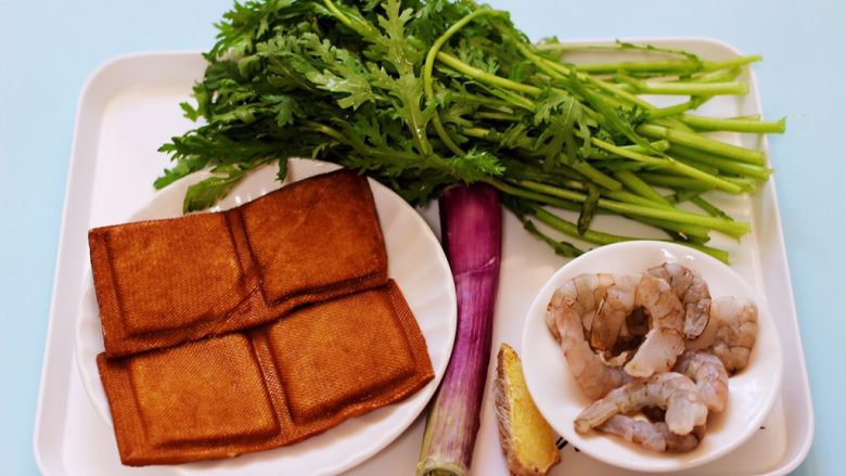 虾滑豆干茼蒿羹,首先备齐所有的食材。