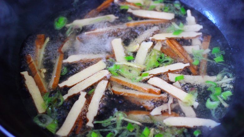 虾滑豆干茼蒿羹,锅中倒入煮虾丸的汤汁。
