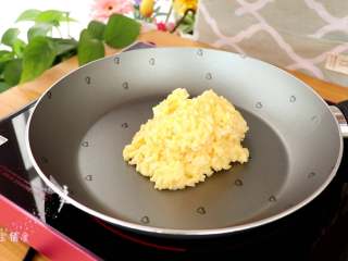 牛油果蛋炒饭,混合蛋液的米饭倒入不粘锅中，开小火翻炒