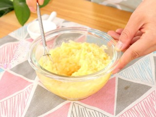 牛油果蛋炒饭,倒入熟米饭，搅拌均匀

tips：这里蛋液会完全裹住米饭的，这样米饭更香哦

