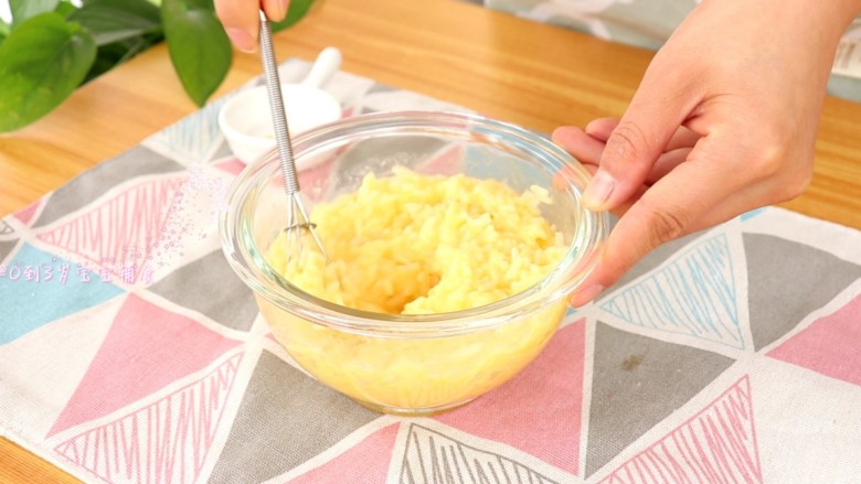 牛油果蛋炒饭,倒入熟米饭，搅拌均匀

tips：这里蛋液会完全裹住米饭的，这样米饭更香哦

