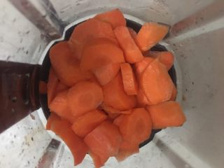 仿真橘子馒头,将两根中等大小的胡萝卜洗净削皮切小块放入破壁机或料理机加少许水（可以不加水更好）打成泥