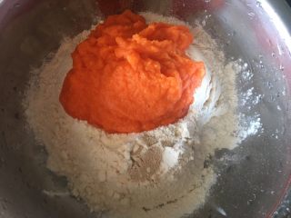 仿真橘子馒头,将面粉、胡萝卜泥、酵母、白糖放入面盆