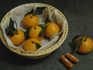 仿真橘子馒头,出锅后放凉插上橘子叶，效果很逼真