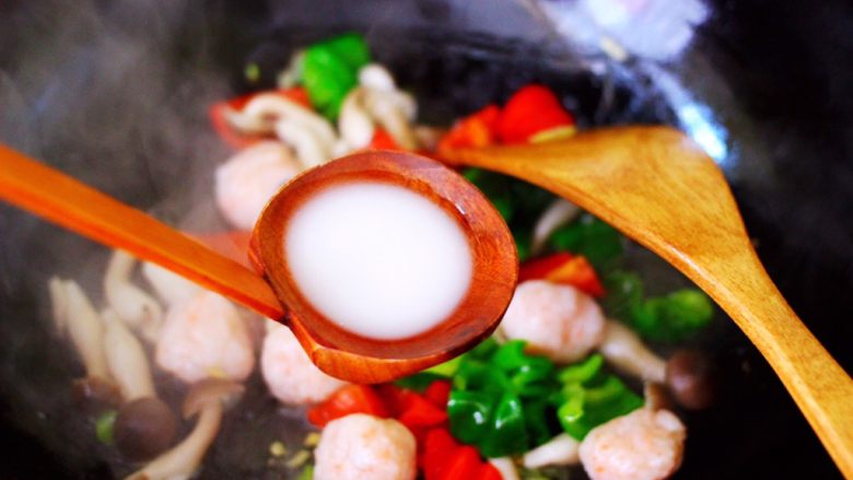 时蔬烩虾球,淀粉提前用适量清水化开后，倒入锅中进行勾芡。