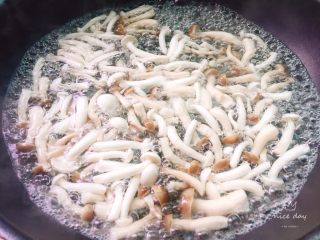 蔬烩虾丸,蟹味菇去梗部过沸水焯一下；彩椒取红椒、黄椒各半个，去籽切小

