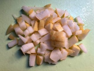 黄瓜雪梨汁,雪梨清洗干净，去掉梨心，皮可以不用削掉，把果肉切成小块。