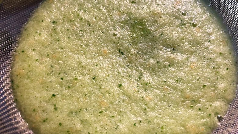 黄瓜雪梨汁,把打好的黄瓜汁过一下筛，把渣渣过滤掉。
