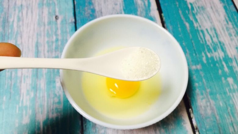 贝贝南瓜奶香蒸蛋,蒸南瓜的时间将鸡蛋打入碗里加3克细砂糖
