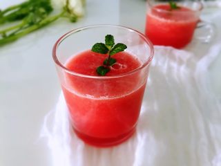 胡萝卜西红柿汁,除此之外，饮品中含有的果酸，能降低胆固醇的含量，对高血脂症很有益处。