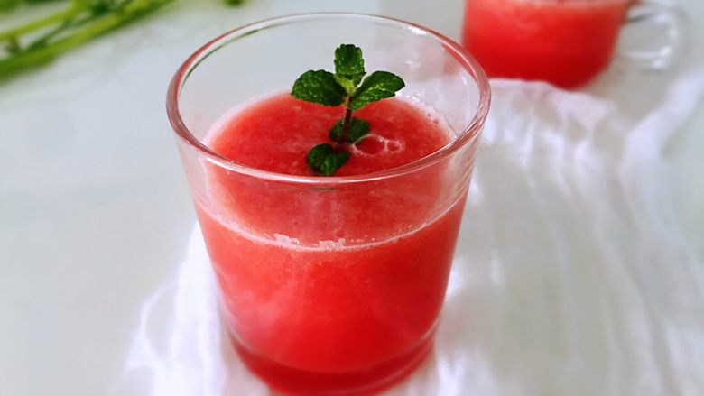 胡萝卜西红柿汁,除此之外，饮品中含有的果酸，能降低胆固醇的含量，对高血脂症很有益处。