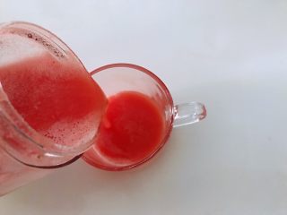 胡萝卜西红柿汁,打开盖子，装进果汁杯中，可以喝了。