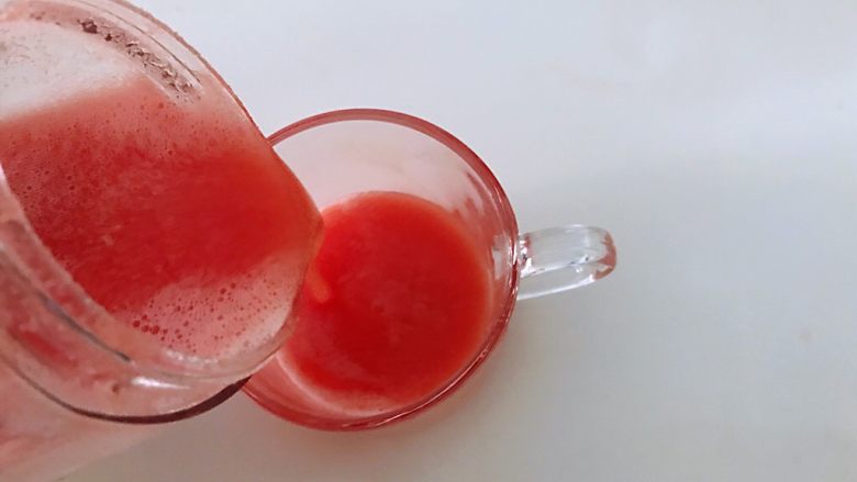 胡萝卜西红柿汁,打开盖子，装进果汁杯中，可以喝了。