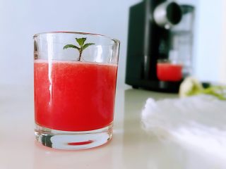 胡萝卜西红柿汁,这款西红柿胡萝卜汁还可以增加胃液酸度，帮助消化，能清除体内多余脂肪，是减肥食谱的好搭档。