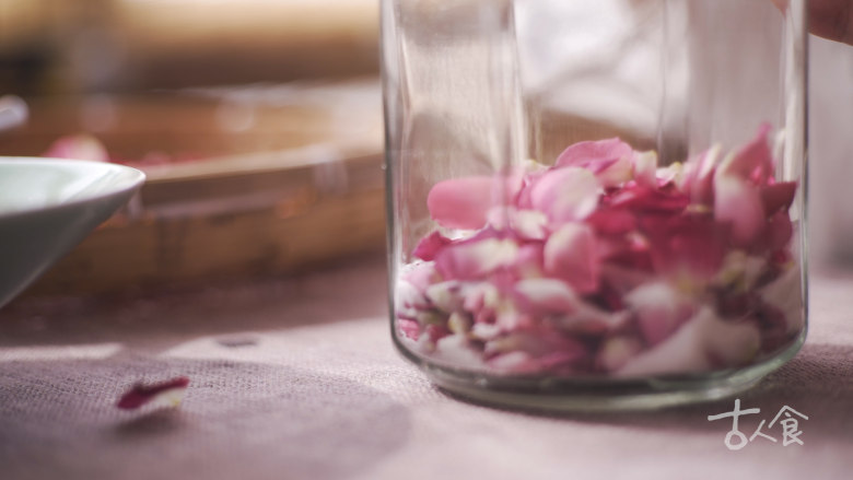 蔷薇花酱,一层花瓣一层糖铺到干燥洁净的罐子底部，密封避光储藏