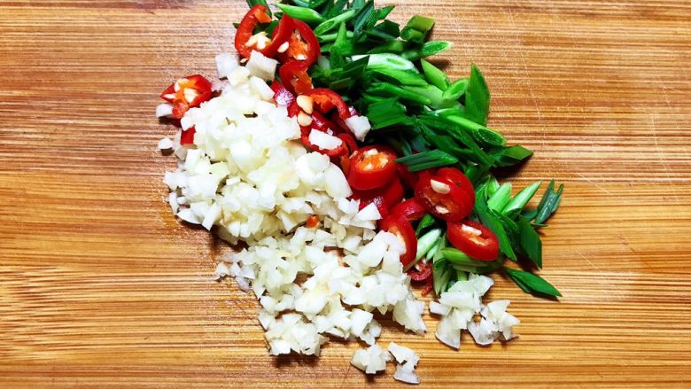 菜疙瘩,蒸菜疙瘩的过程中，开始准备蘸料，两颗大蒜、一颗小米椒、一根蒜苗，通通切碎。
