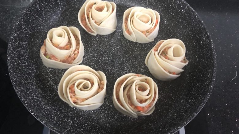 玫瑰花🌹饺子,不粘锅里刷少许油，摆入玫瑰花饺子，煎至底部金黄就可以了！