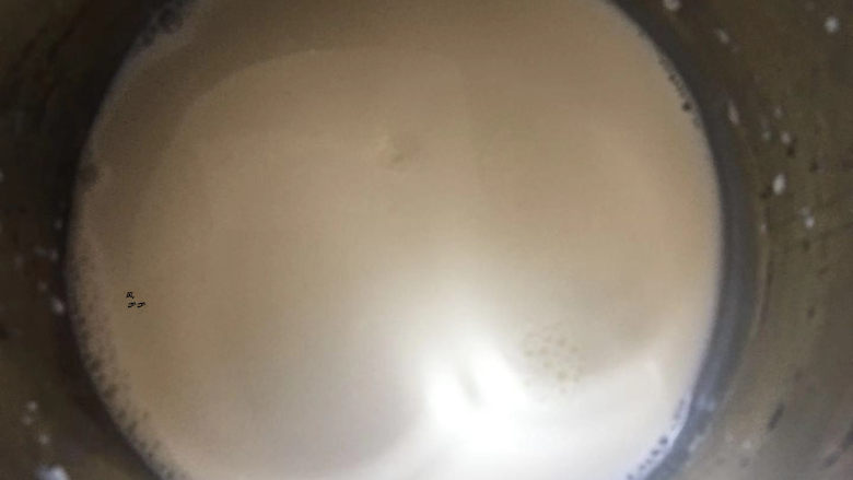 牛奶燕麦粥,奶锅清洗干净，直接倒入牛奶，小火加热，快煮开的时候放入燕麦片